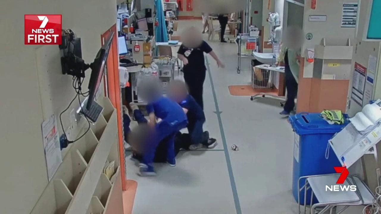 Doktorlara şiddet her yerde: Avustralya’da doktoru boğmaya çalışan hasta kameralara takıldı