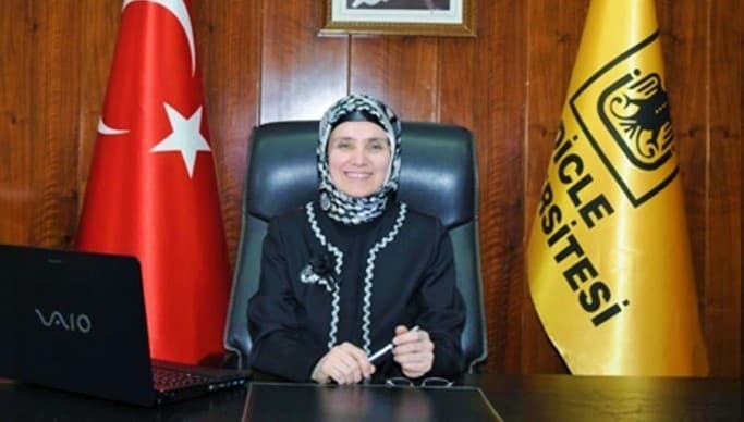 Türkiye’nin ilk başörtülü Rektörü Saraç, 20 ay sonra tahliye edildi.