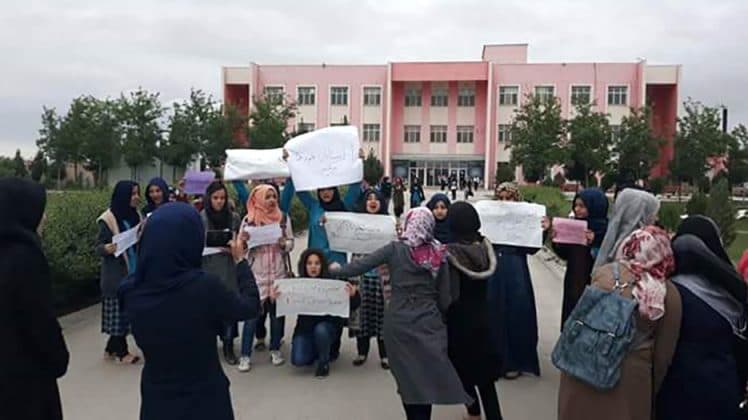 AFGAN VELİ VE ÖĞRENCİLER MAARİF YETKİLİLERİNİ GASPEDİLEN OKULDAN KOVDU: HIRSIZLAR DIŞARI,HIRSIZA YER YOK