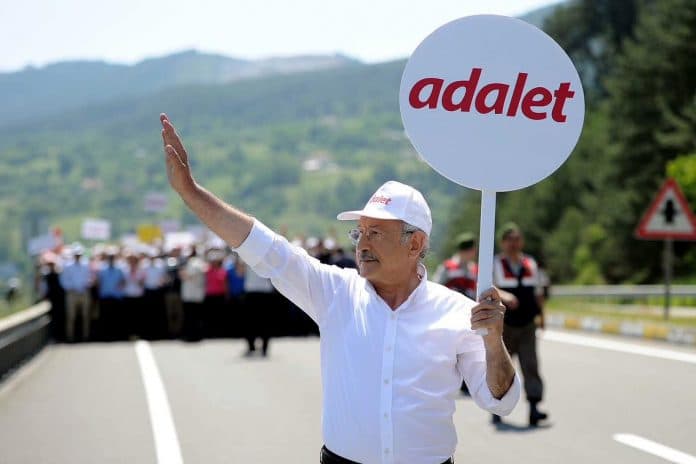 Süddeutsche Zeitung: CHP’lilerin telefonuna ajan virüs yerleştirildi