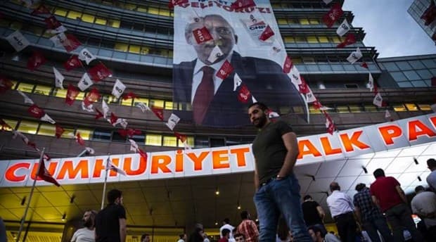 CHP’liler genel merkez önünde oturma eylemi başlattı