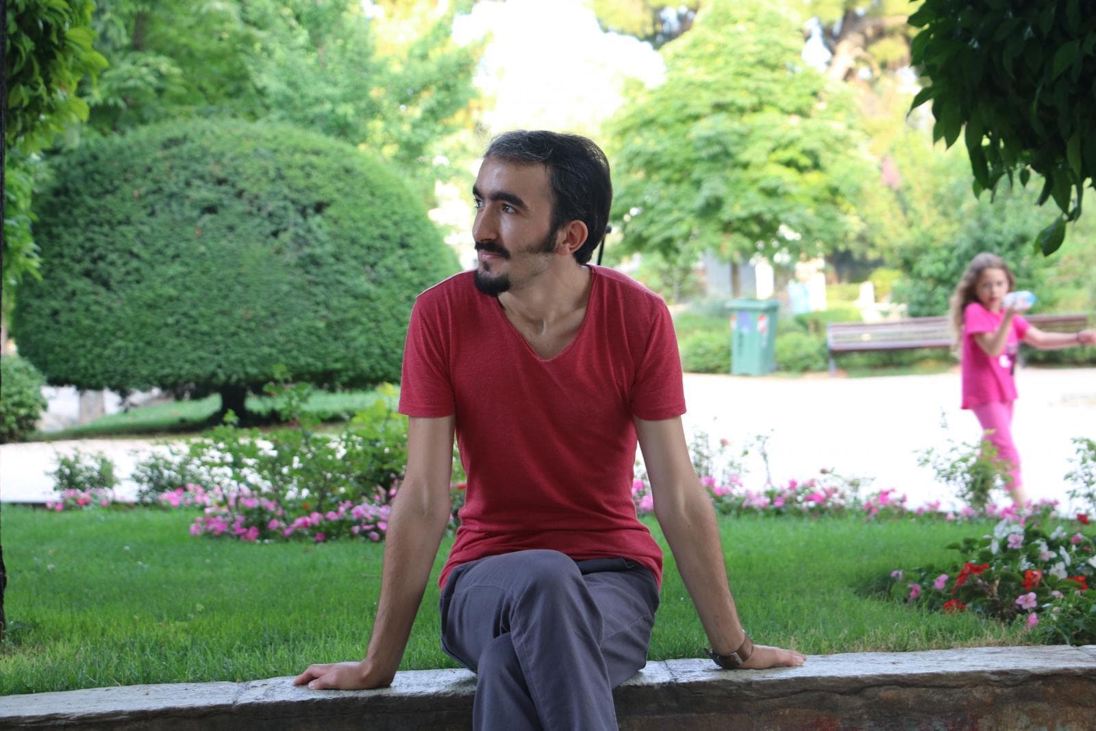 Atina’da alt geçitte flüt çalarak hayatını kazanıyor: Babasının ihbarıyla tutuklanan öğretmen yaşadığı işkenceleri anlattı