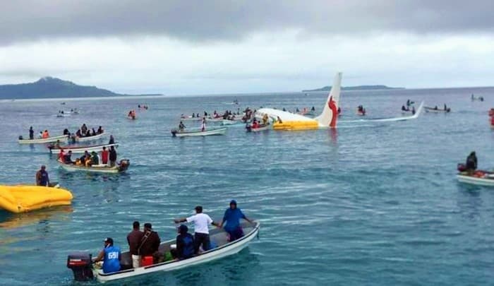 Papua Yeni Gine Hava Yolları’na ait uçak, pist yerine denize indi