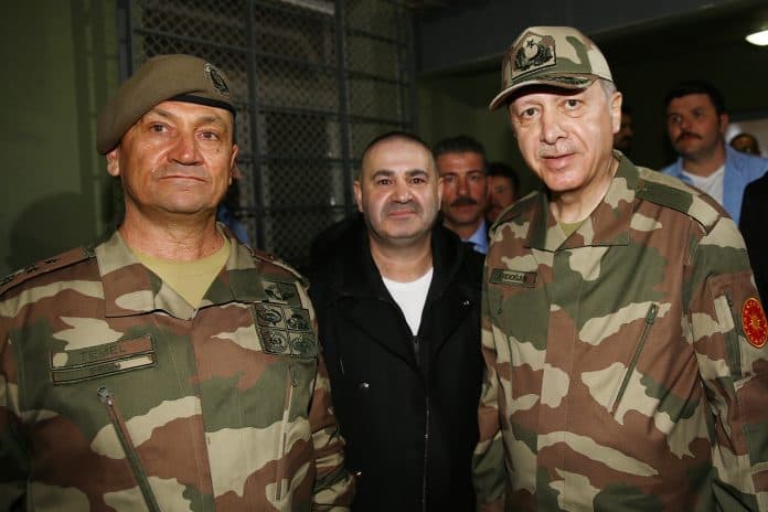 TSK’nın başında sıkıntı: ‘Alkışçı paşa’ Metin Temel’in apoletlerini Erdoğan söktü