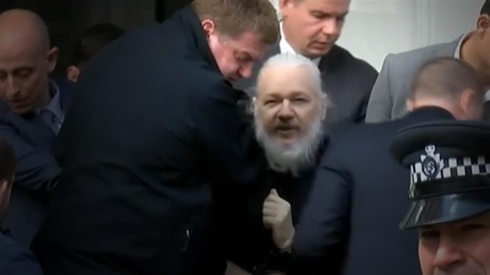 Mahkemeye çıkarılan Wikileaks’in kurucusu Assange tutuklandı