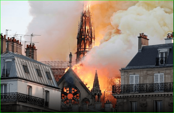 Paris’in simgesi Notre-Dame Katedrali’nde büyük yangın; en yüksek kulesi yıkıldı