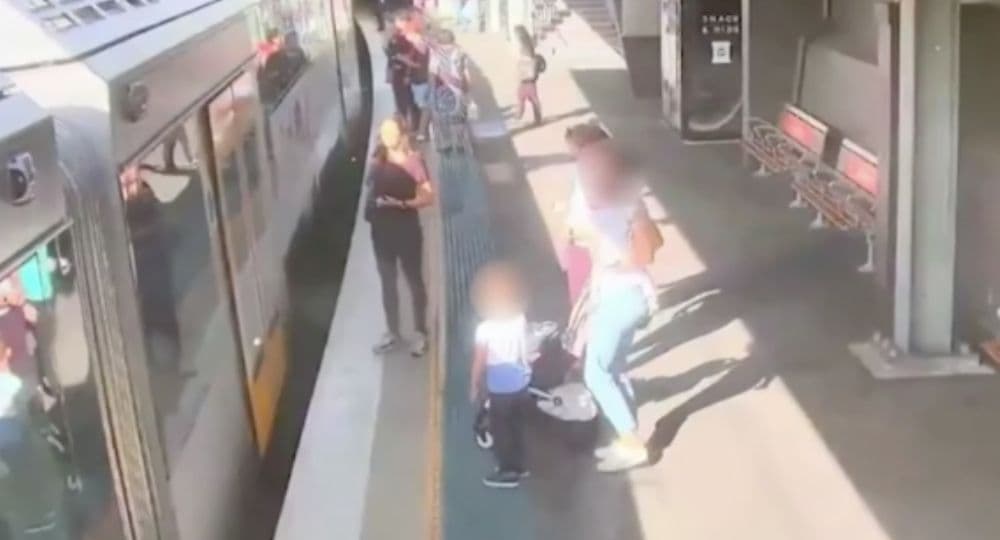 Tren ve platform arasına düşen çocuk yolcular tarafından kurtarıldı