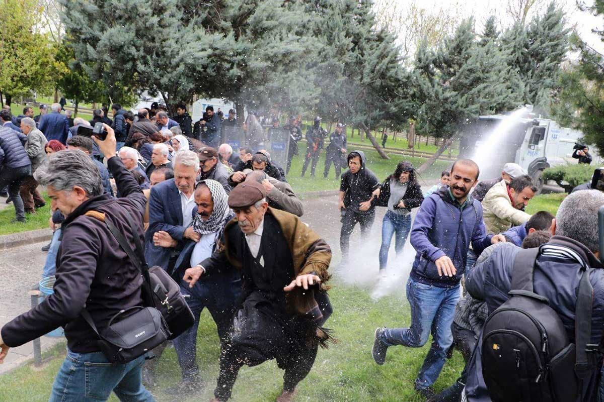 Diyarbakır’da halk iradesine sahip çıkarak, sokağa döküldü polis tazyikli su kullandı