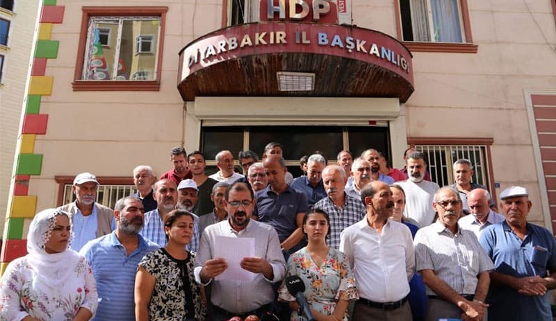 HDP: Binamızın önünde, ‘çocuklarımız dağa götürüldü’ eylemini yapan aileleri polis yönlendiriyor