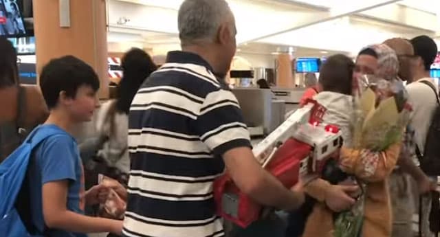 Gurbette bir kavuşma hikayesi: Parçalanan binlerce aileden birinin kavuşma anı herkesi gözyaşlarına boğdu