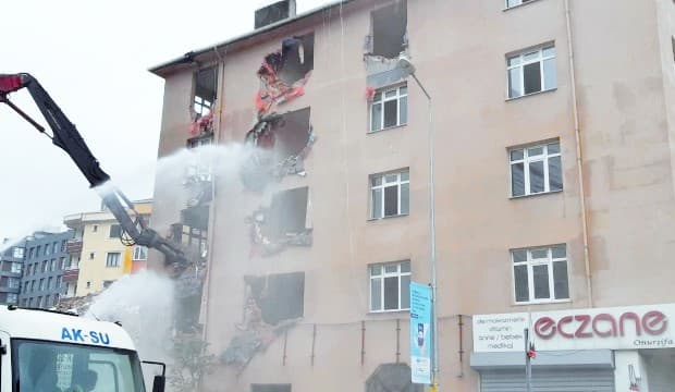 İçinde öğrencilerin kaldığı yurt binasını AKP’li Belediye gece yarısı baskınıyla yıktı