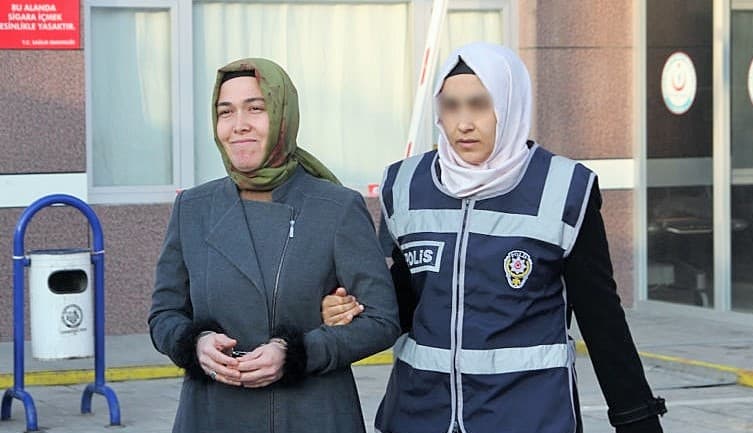 Semra Öğretmen’in acı hikayesi: Tutuklama sırasında görüp rahatladığım başörtülü polisten en çok baskıyı gördüm
