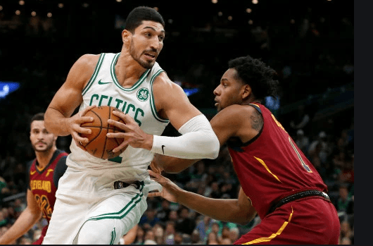 Rekor taraftarı coşturdu: Enes Kanter 8 sayı, 18 ribaund ile maça damgasını vurdu