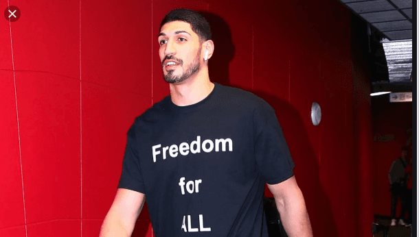 Enes Kanter ‘Freedom’ yazdı, Kanada’da double-double yaptı