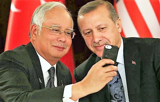 Malezya eski Başbakanı Rezak, zimmetine milyonlarca dolar geçirmekten suçlu bulundu