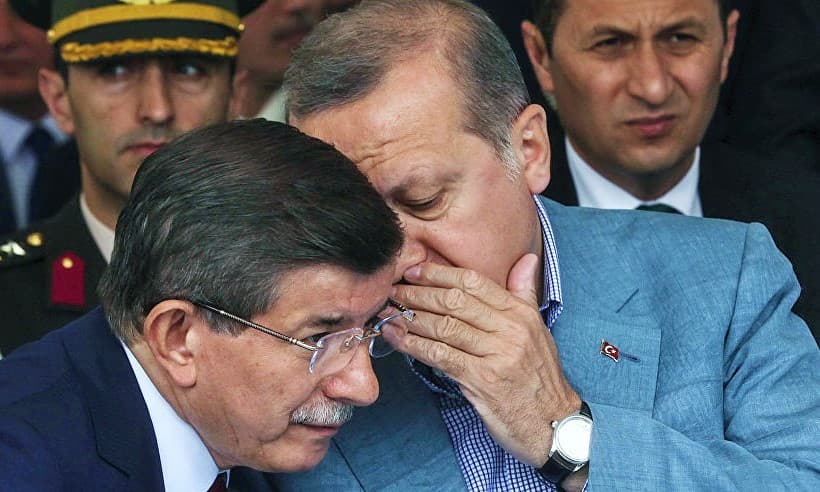 AKP’li eski Başbakan Davutoğlu: Erdoğan beni gladyatörlerin ve çakalların arasında bıraktı