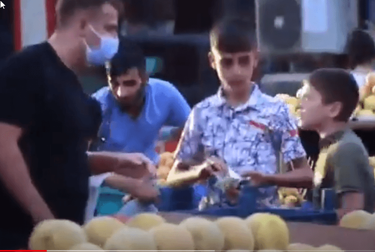 Diyarbakır’da yürek ısıtan sosyal deney: Boyun uzun abi, simitle doymazsın sana döner söyleyeyim