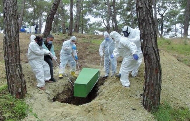 Türkiye’de korona nedeniyle 7 binden fazla insan hayatını kaybetti