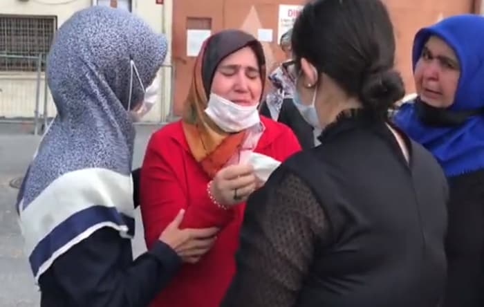 Melek Çetinkaya ağlayarak tahliye oldu: Kızlarımı bırakıp çıkmak istemiyordum