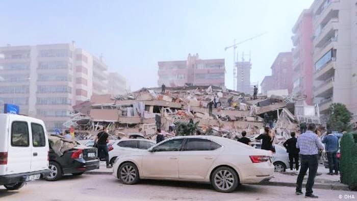 Deprem, İzmir’i vurdu: 6.6 büyüklüğündeki depremde, çok sayıda bina yıkıldı