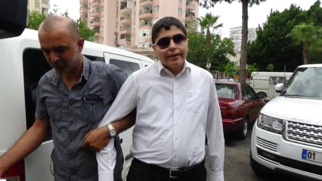 2 yıl cezaevinde kalan görme engelli gazeteci Cüneyt Arat beraat etti