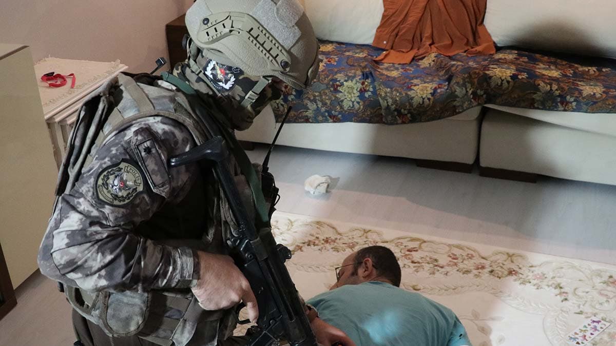 AKP Türkiye’si: Özel Harekat polisi KHK’lıların evini bastı ve silah doğrulttu