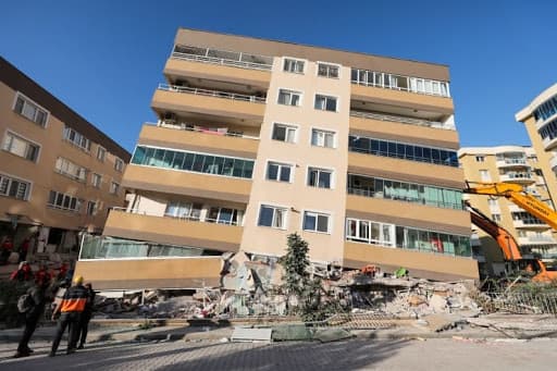 Saray’ın 1 günlük harcamasının yarısı İzmir’e yardım ödeneği olarak gönderildi