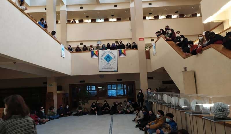 Forum yaparken elektrikleri kesilen Boğaziçi öğrenciler: Işığı biz yakacağız