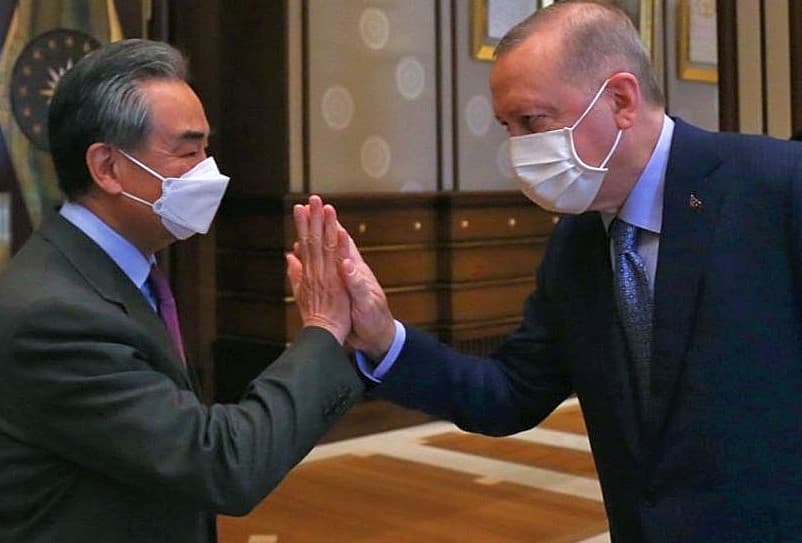 Çin Dışişleri Bakanıyla el ele, Doğu Türkistan Milli Meclis Başkanı Tümtürk’e gözetim altı