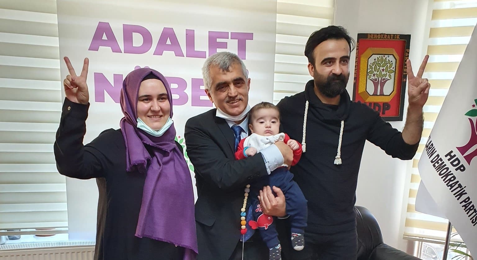 Anlamlı ziyaret: Doğumhaneda gözaltına alınan anne, bebeğiyle Gergerlioğlu’nu yalnız bırakmadı