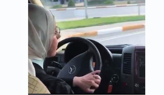 AKP’li vekil Ravza Kavakcı Kan ‘hiç kullanmadım’ dediği Mercedes araçla videosu ortayı çıktı