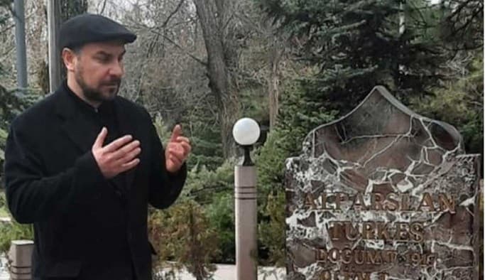 Babasının mezarlığına sokulmayan Türkeş’in oğlu: Babam Bahçeli’ye ajan derdi, şikayetçiyim