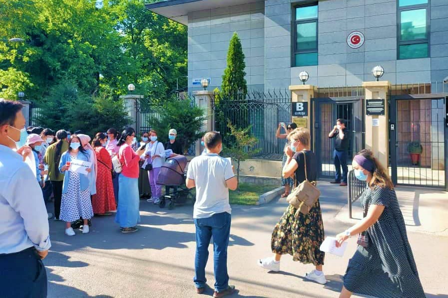 Kaçırılan Orhan İnandı’nın öğrencileri Bişkek Türk Büyükelçiliği önünde: #OrhanBeyNerede
