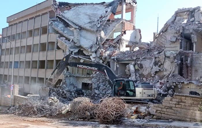 Harramiler hırsını alamadı: Samanyolu TV’nin el konulan binası dozerlerle yıkıldı