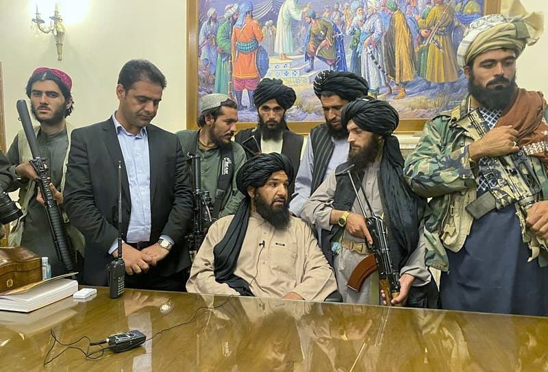 Ülke Cumhurbaşkanı Tacikistan’da: Taliban Afgan Başkanlık Sarayı’nın kontrolünü ele geçirdi