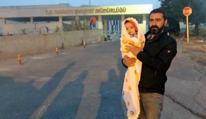 4 aylık bebeği annesinden ayırdılar: Bebek süt için emniyetin önünde bekletiliyor