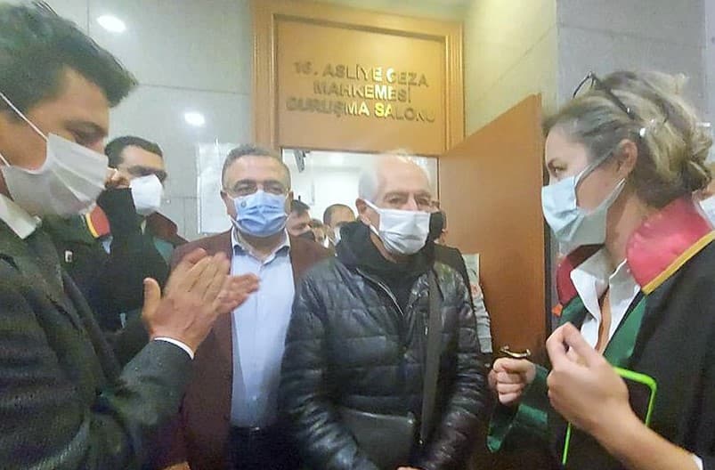 Sanatçı Genco Erkal, mahkemede: Erdoğan’ın diplomasını görmek istiyoruz, bunun nesi hakaret!