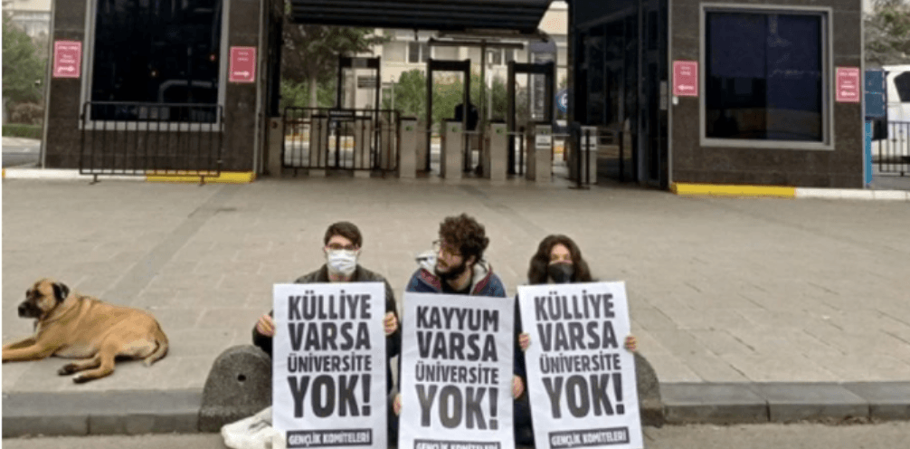 YÖK’ü protesto eden öğrenciler gözaltına alındı
