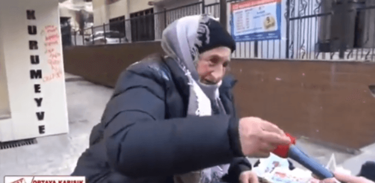 70’lik işportacı teyzeden iktidara ekonomi dersi: Bayrak ve Kuran ile milleti kandırıyorlar