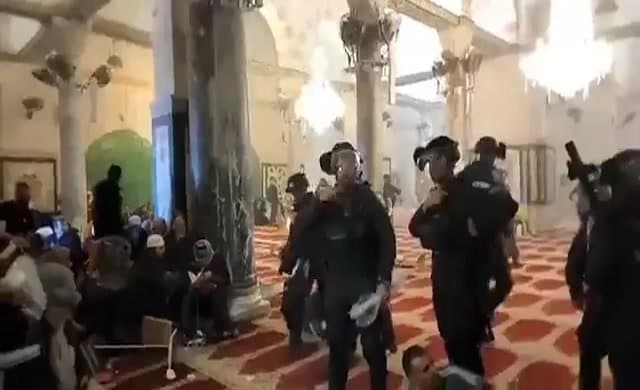 En az 90 Filistinli yaralandı: İsrail polisi Mescid-i Aksa’da bulunan Kıble Mescidi’ne girdi