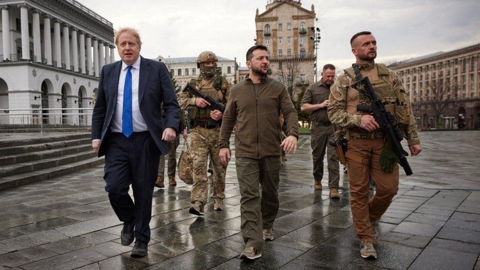 İngiltere’den askeri teçhizat sözü: İngiltere Başbakanı Johnson, Zelenskiy ile başkent Kiev sokaklarında yürüdü