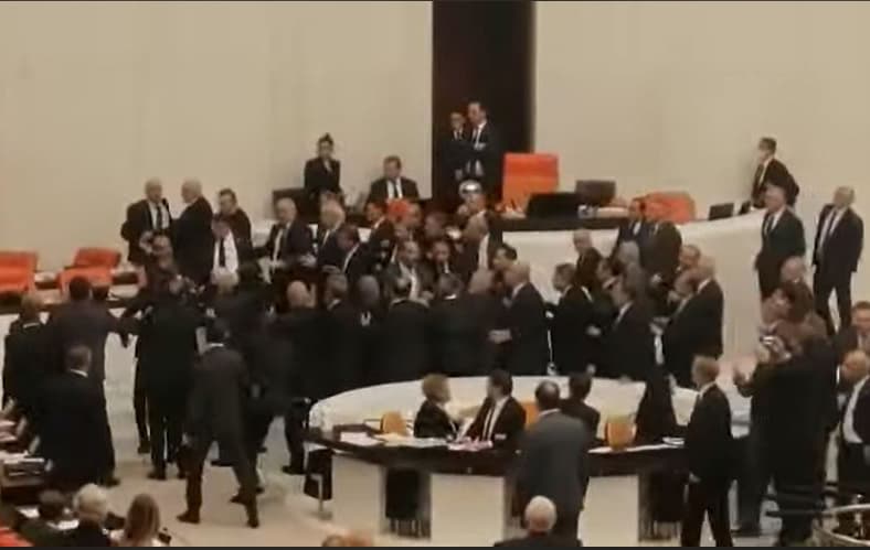 AKP ve İYİ Partili vekiller arasında yumruklu kavga: Başı yarılan İyi Parti’li Örs yoğun bakıma alındı