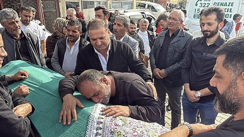 Kocaeli’de vali ve belediye başkanı yangın faciası taziye çadırından kovuldu