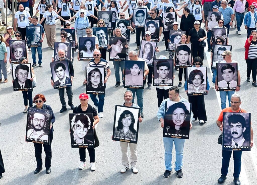 Madımak Katliamı’nda katledilen 33 aydın anıldı:CHP Lideri Özel ve DEM eş Genel Başkanı Bakırhan da yürüdü