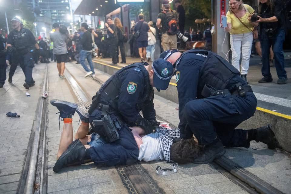 Polisten, İsrail Cumhurbaşkanını protestocularına sert müdahale: NSW Polis Müdürü Lanyon müslümanlardan özür diledi
