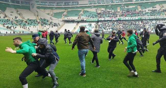 Demirtaş Amedspor’a: Sen muhteşem futbolunu oyna.,Beyaz torosçuların siyasi uzantılarını bize bırak