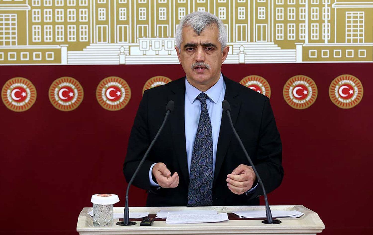 Sırrı Süreyya Önder: Azerbaycan’a asker gönderiyoruz, yurtdışı yasağı olan milletvekilini gönderemiyoruz