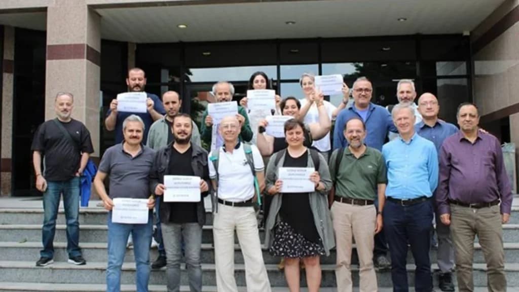 KHK ile ihraç edilen Barış Akademisyeni Güven Bakırezer görevine döndü