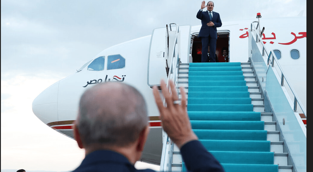 Sisi’ye “katil, zalim, darbeci, onunla aynı masaya oturmam” diyen Erdoğan, havaalanında bizzat karşıladı ve uğurladı