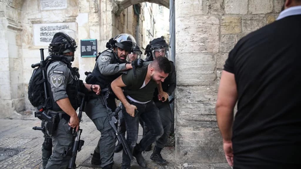 İsrail polisi, ramazanda terör estiriyor: Mescid-i Aksa’yı basarak, 450 Filistinliyi gözaltına aldı